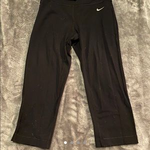 NIKE Women’s High Waisted Black Cropped Leggings